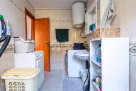 SRDOČI 3S+DB ,DVIJE KUPAONE,PRVI KAT, Rijeka, Appartment