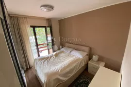 Ugodan stan s dva balkona i parkingom, na mirnoj lokaciji !, Opatija - Okolica, Apartamento