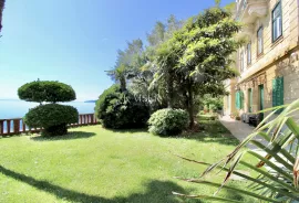 Opatija, Lovran – Stan 120 m2, prvi red do mora s privatnom plažom, Lovran, Appartment