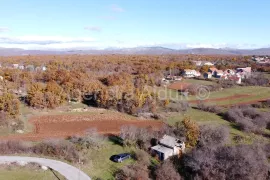 Imotski objekt + građevinsko zemljište 2413 m2 Proložac Gornji, Imotski, Земля