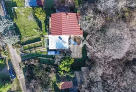 OTOK KRK, DOBRINJ - Samostojeća kuća s velikom okućnicom, Dobrinj, Haus