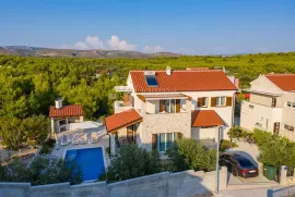 VILLA  SA BAZENOM BRODARICA ŠIBENIK, Šibenik - Okolica, Casa