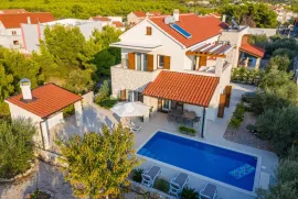 VILLA  SA BAZENOM BRODARICA ŠIBENIK, Šibenik - Okolica, Casa