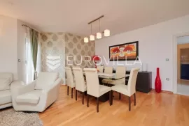 Trogir, Saldun, dvosoban stan površine 90 m2 s pogledom na more, Trogir, Flat