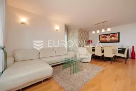 Trogir, Saldun, dvosoban stan površine 90 m2 s pogledom na more, Trogir, Apartamento