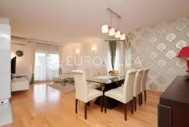 Trogir, Saldun, dvosoban stan površine 90 m2 s pogledom na more, Trogir, Apartamento