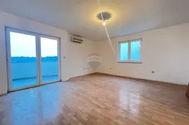 Istra,Pula - renoviran stan sveukupne površine 148m2, Pula, Flat