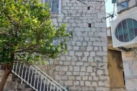 Stara kamena kuča u Trogiru, prilika za izgradnju Hostela!!!, Trogir, بيت