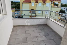 VODICE - lijepo namješten stan s parkirnim mjestom, Vodice, Appartamento