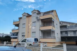 VODICE - lijepo namješten stan s parkirnim mjestom, Vodice, Appartamento