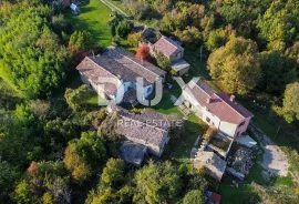 ISTRA, LUPOGLAV, OKOLICA – seosko imanje u Istri s 8 kuća na osami - zemljište od 22.000 m², Lupoglav, Kuća