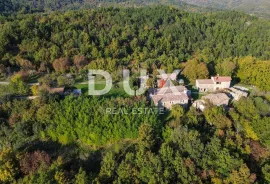 ISTRA, LUPOGLAV, OKOLICA – seosko imanje u Istri s 8 kuća na osami - zemljište od 22.000 m², Lupoglav, Kuća