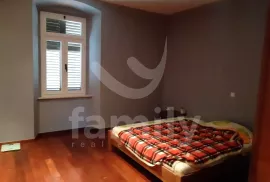 RENOVIRANI PROSTRANI TROSOBNI STAN NA MONTE ZARU, Pula, Appartment