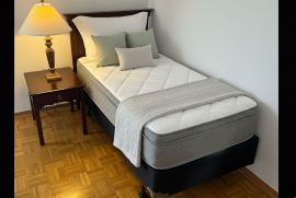 საწოლი თავის მატრასით