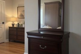 კომოდი სარკით