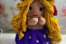 სიურპრიზ ნაქსოვი თოჯინა თაიგულით – 2-ში 1 ხელნაკეთ