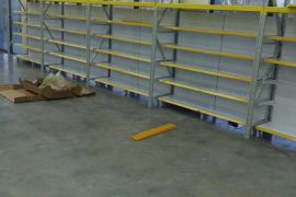 სავაჭრო ინვენტარი, სტელაჟები და თაროები