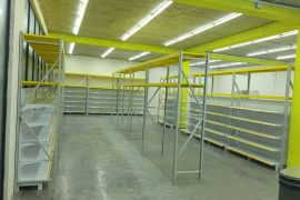 სავაჭრო ინვენტარი, სტელაჟები და თაროები