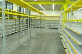 სავაჭრო ინვენტარი, სტელაჟები და თაროები