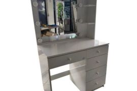 ვიზაჟისა და მაკიაჟის მაგიდა განათებით