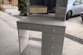 ვიზაჟისა და მაკიაჟის მაგიდა განათებით