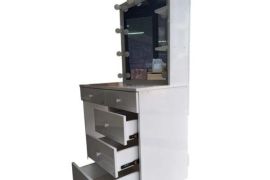 ვიზაჟისა და მაკიაჟის მაგიდა განათებით