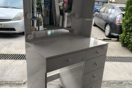 ვიზაჟისა და მაკიაჟის მაგიდა განათებით