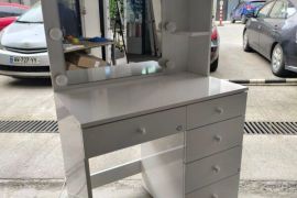 ვიზაჟისა და მაკიაჟის მაგიდა განათებით