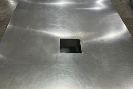 უჟანგავი მაგიდა ჭრილით