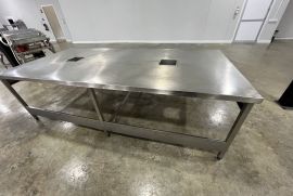 უჟანგავი მაგიდა ჭრილით