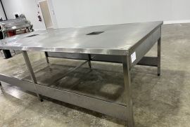 უჟანგავი მაგიდა ჭრილით