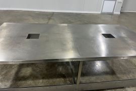 უჟანგავი მაგიდა ჭრილით