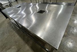 უჟანგავი მაგიდა ჭრილით