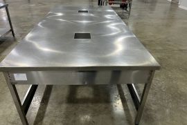 უჟანგავი მაგიდა ჭრილით