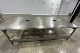 უჟანგავი მაგიდა ჭრილით