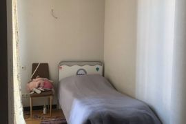 იყიდება ორი საძინებლის ავეჯის კომპლექტი, ორივე კარგ მდგომარეობაში.