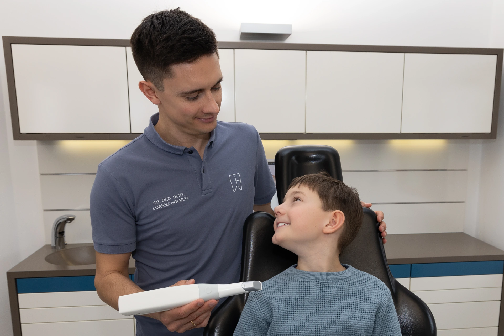 Digitale Zahnmedizin - in unserer Praxis wird nur noch in Sonderfällen mit einem Abdruck gearbeitet. Durch unseren Intraoralscanner ist die digitale Abformung ein Kinderspiel