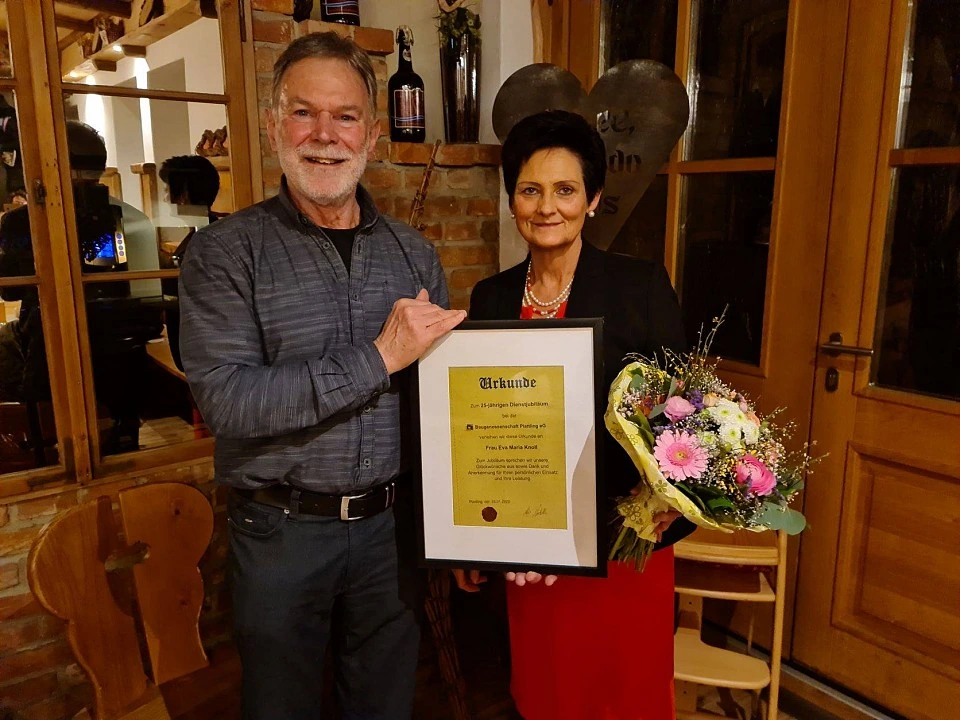 Frau Knoll mit Urkunde und Blumenstrauß bei der Gratulation zu ihrem 25-jährigen Dienstjubiläum