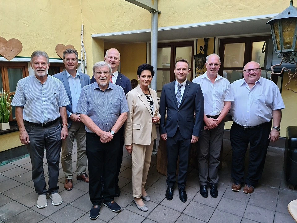 Gruppenfoto der geehrten Jubilare mit Vorstand und Aufsichtsrat bei der Mitgliederversammlung 2022 im Hotel Zur Isar