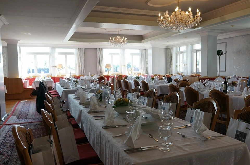 Festlich gedeckte Tische im Saal des Hotels Burgwirt vor Beginn der Jubiläumsfeier