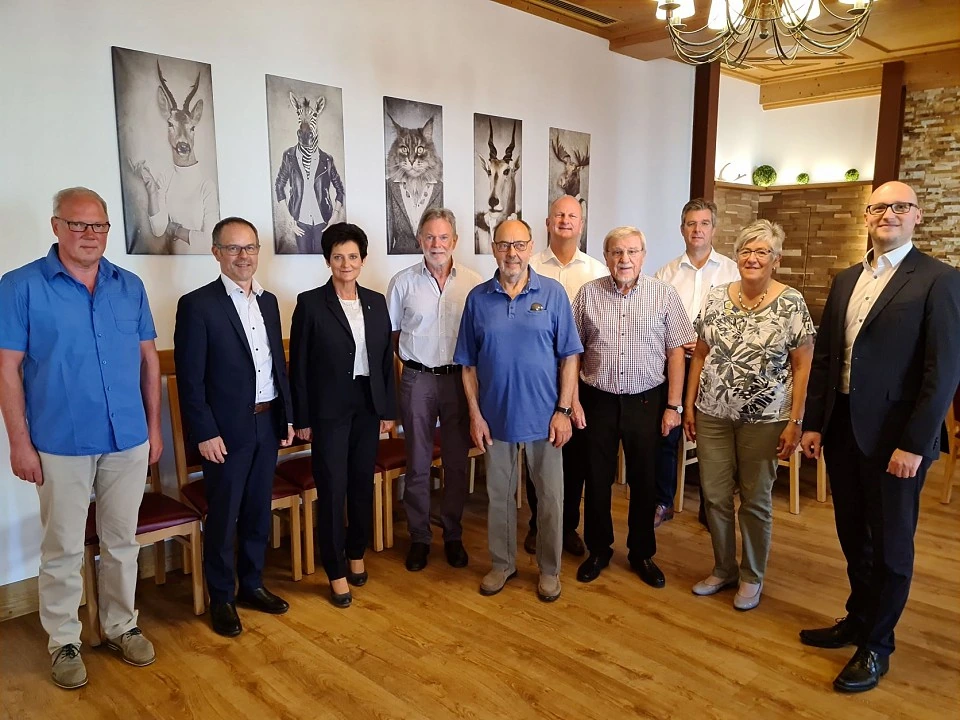 Gruppenfoto von Vorstand, Aufsichtsrat und geehrten Mitgliedern bei der Mitgliederversammlung 2021 im Hotel Zur Isar