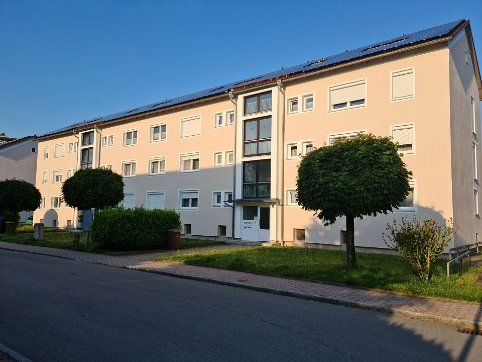 Frisch saniertes Wohngebäude mit Balkonen in der Goethestraße in Plattling