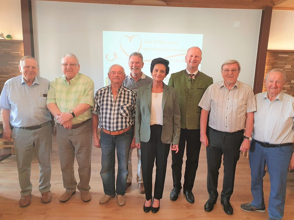 Gruppenfoto der geehrten Mitglieder mit Vorstand und Aufsichtsrat bei der 98. Mitgliederversammlung im Hotel Zur Isar