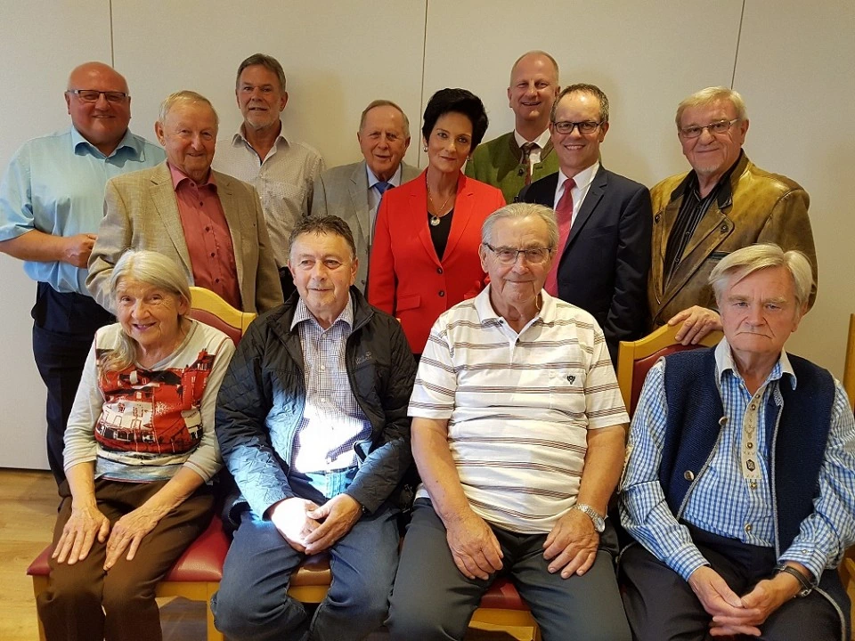 Gruppenfoto der geehrten Jubilare mit Vorstand und Aufsichtsrat bei der Mitgliederversammlung 2018 im Hotel Zur Isar