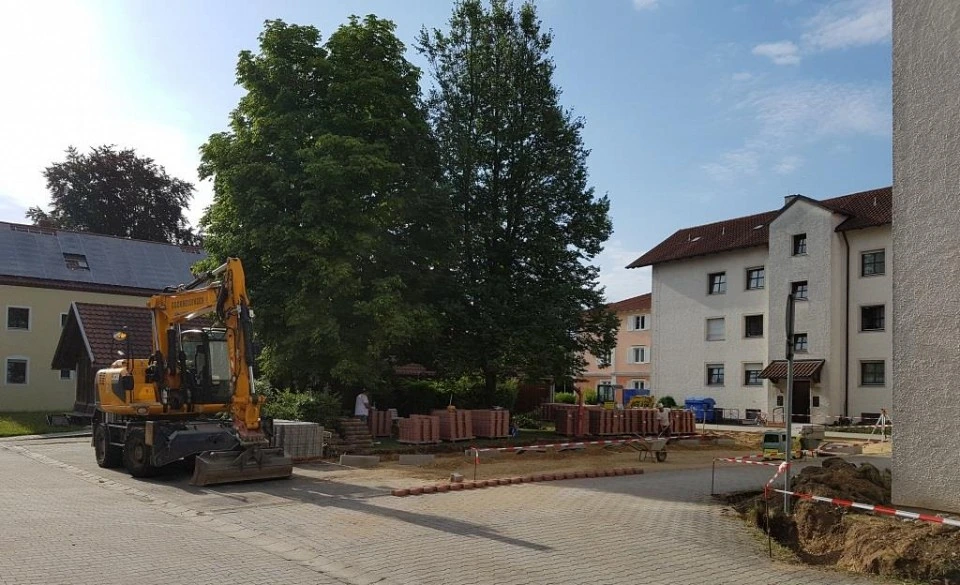 Bagger auf der Baustelle für neue Stellplätze in der Goethestraße in Plattling