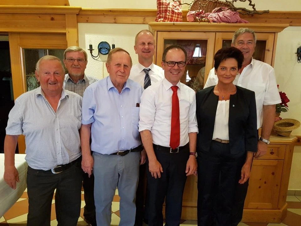Gruppenfoto von Vorstand und Aufsichtsrat der Baugenossenschaft Plattling bei der Mitgliederversammlung 2017