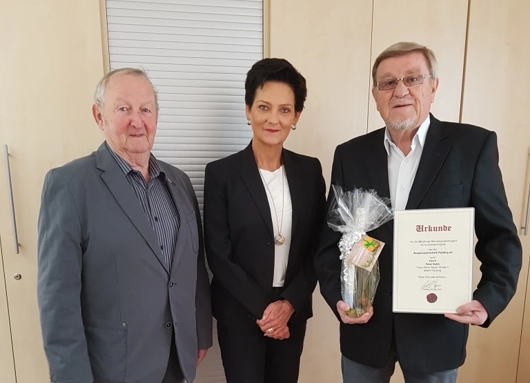 Hermann Jakob, Eva Maria Knoll und Peter Roith mit Urkunde und Präsent zum 30-jährigen Dienstjubiläum