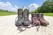 Zwei Paar Wanderschuhe auf einem Feldweg als Sinnbild für den gemeinsamen Weg der Genossenschaft