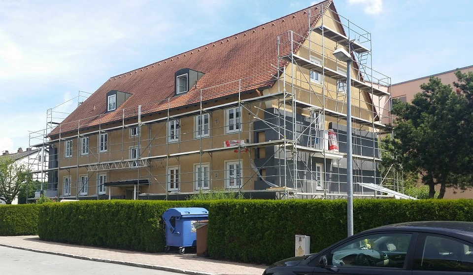 Eingerüstetes Mehrfamilienhaus in der Goethestraße 20 in Plattling zu Beginn der Fassadendämmung
