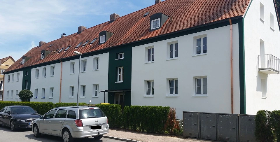 Saniertes Mehrfamilienhaus mit hellem Anstrich und rotem Dach in der Goethestraße 16 und 18 in Plattling
